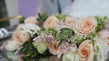 新娘花束，桌上美丽的新娘花束，新郎布托尼埃，婚礼日，新娘`花束